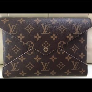 Gorgeous Excellent Condition Louis Vuitton Clutch